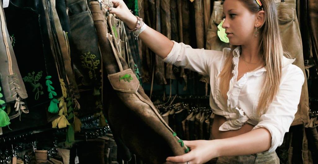 Trachten-Lederhosen für Damen – die trendy Alternative zum Dirndl