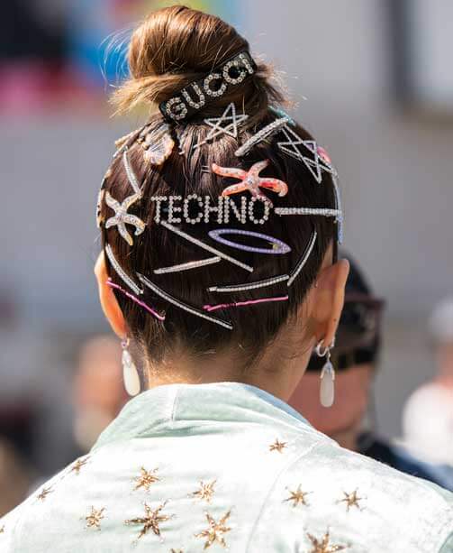 Accessoire-Trend 2020: Logo-Haarspangen